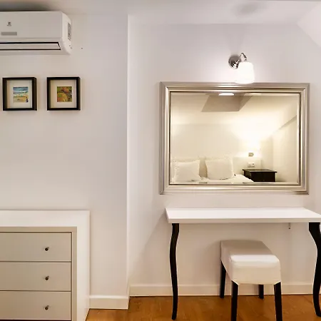 Golebia 8 Apartmanhotel 4*