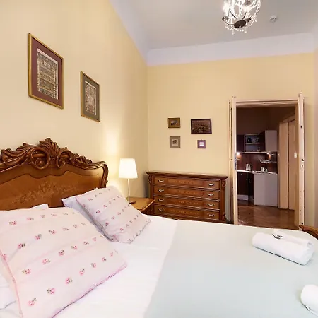 Golebia 8 Apartmanhotel